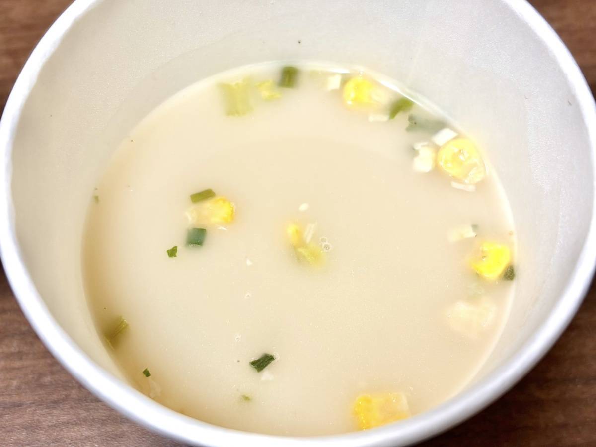 熱湯を注いで3分待つと完成！