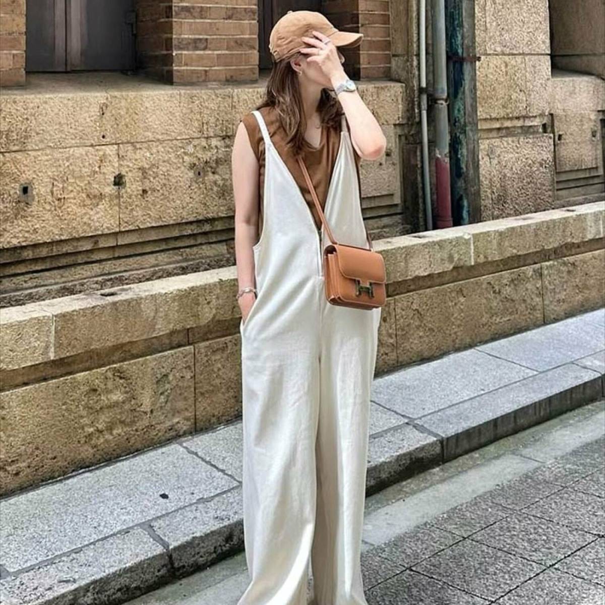 ベージュのキャップを使ったコーデ　サロペット