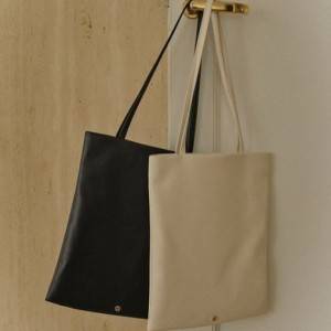 【2025年最新】万能さが嬉しい！アラフォー女子におすすめの「シンプルトートバッグ」3選