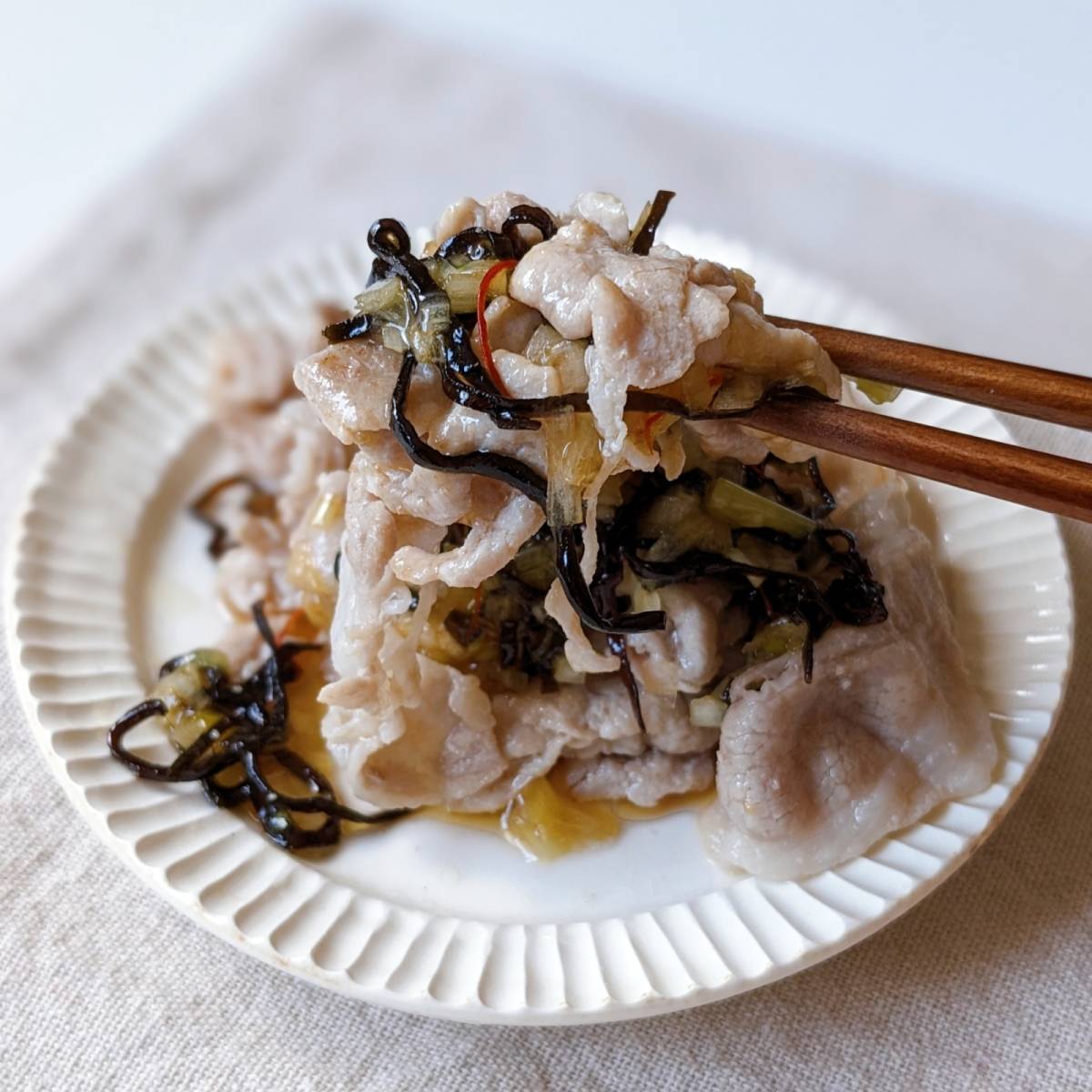 くらこん公式の「塩こんぶで万能ねぎ塩だれ」のレシピ