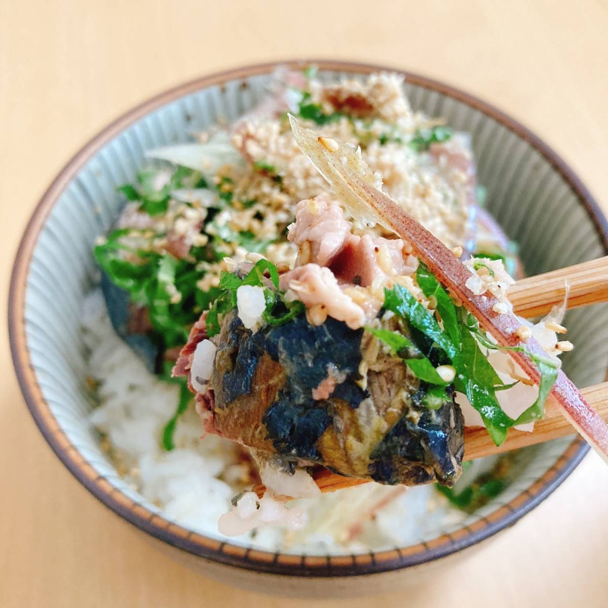 【サバ缶×めんつゆ】ヤマキ公式の「さば缶薬味丼」のレシピ