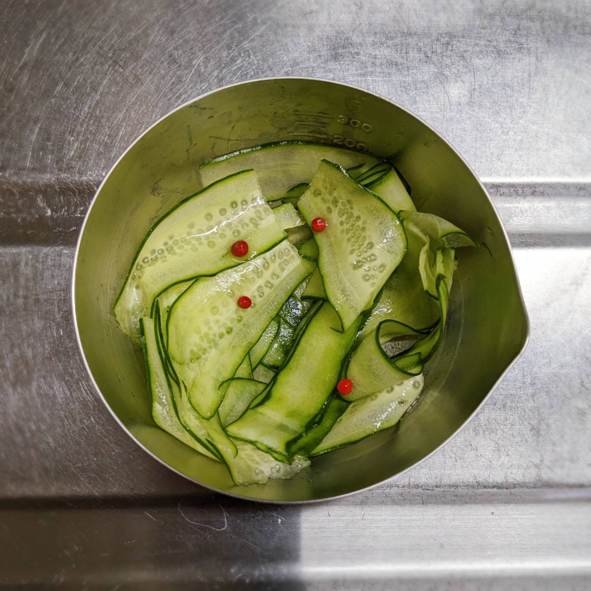 JAグループ公式の「人参きゅうりのリボンサラダ」のレシピ