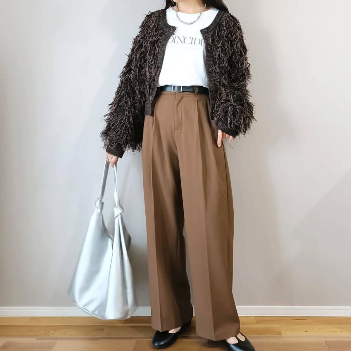 ブラウンのワントーンコーデの女性