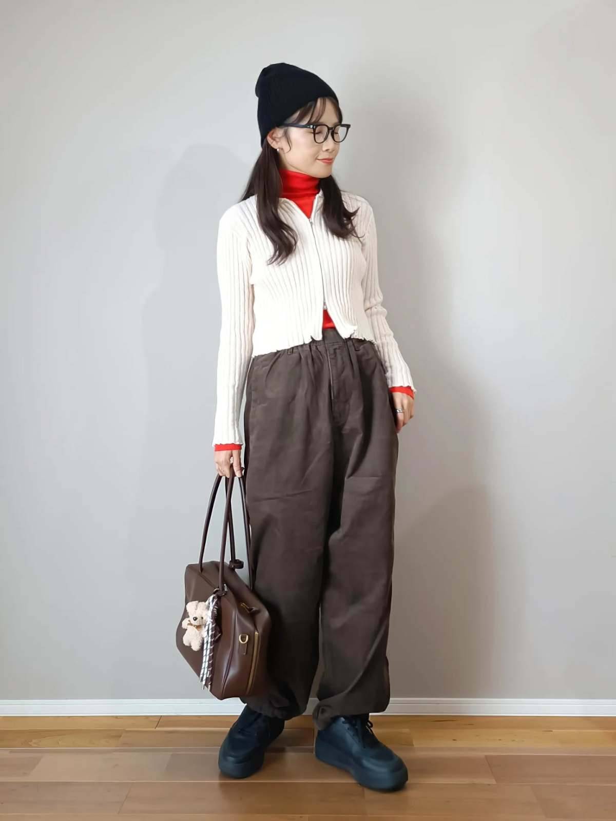 カラーハイネックトップスをチラ見せ!