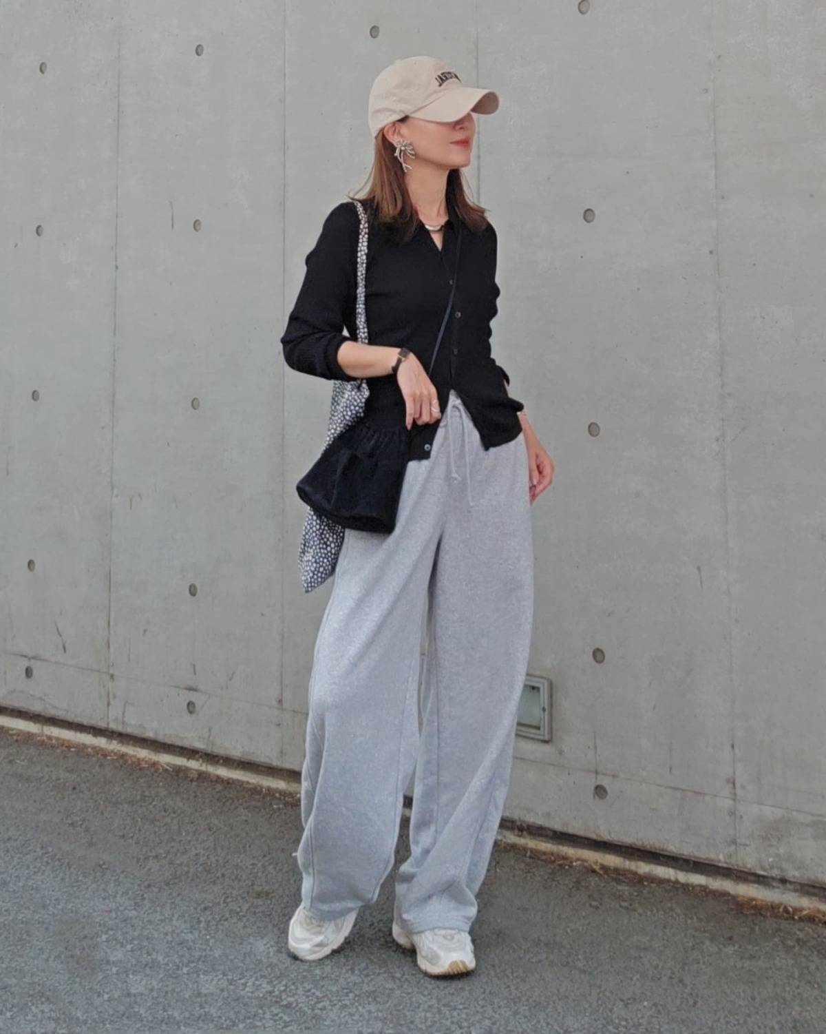 コンパクトサイズのカーディガン×スウェットパンツ