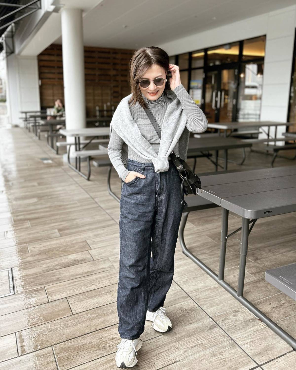 カーディガンを肩掛けする！