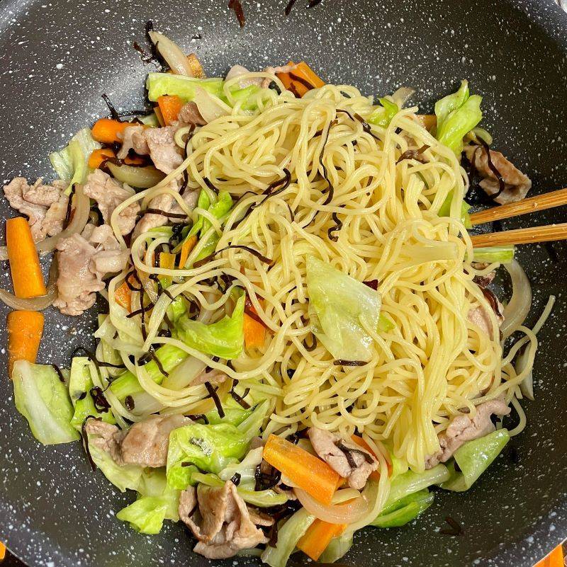 くらこん公式の「塩こんぶで塩焼きそば」のレシピ