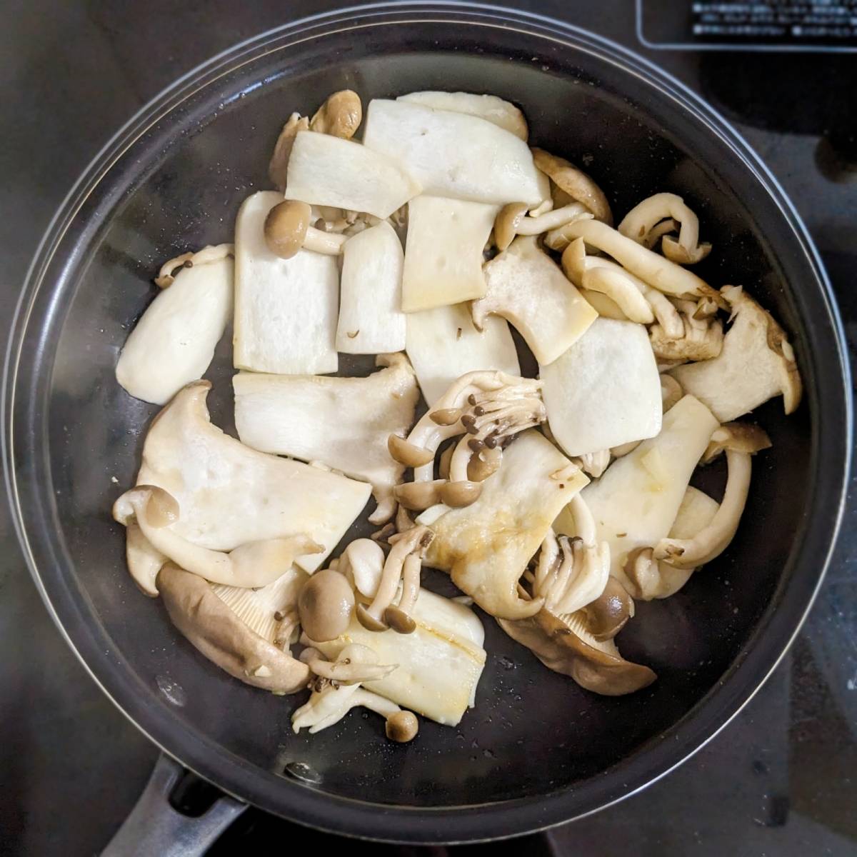 ヤマキ公式の「いろいろきのこのバターソテー」のレシピ