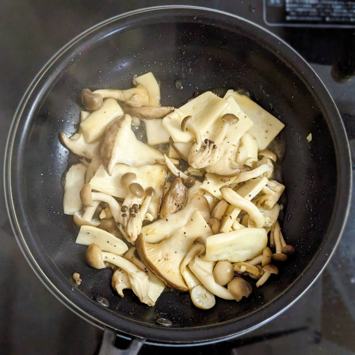 ヤマキ公式の「いろいろきのこのバターソテー」のレシピ