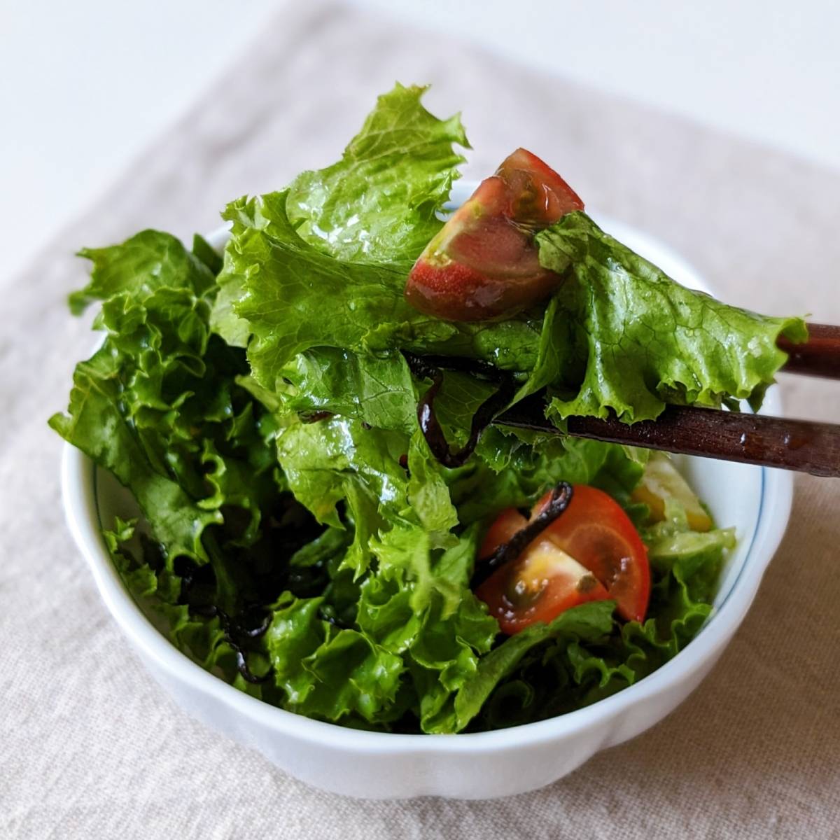 くらこん公式の「塩こんぶのグリーンサラダ」のレシピ