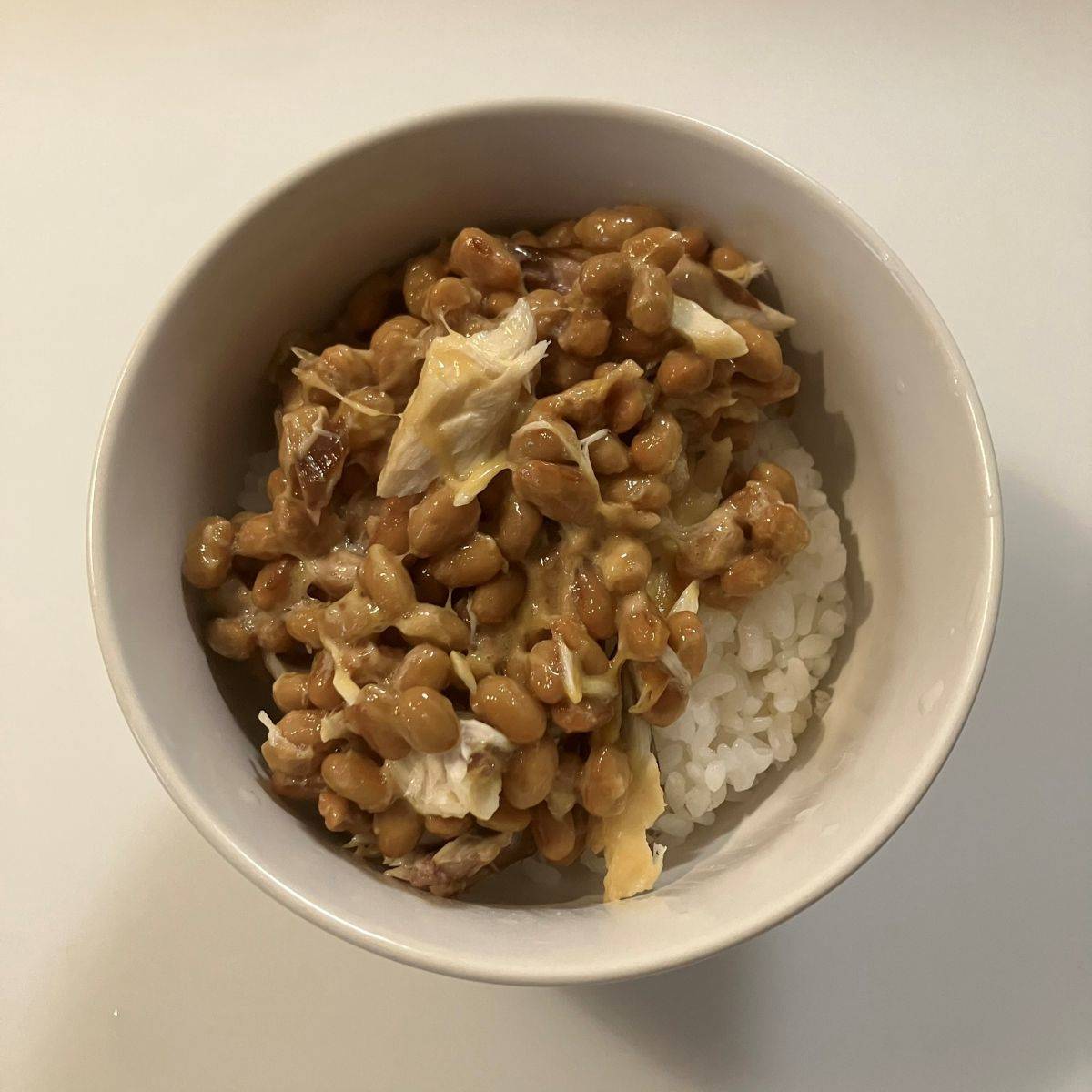 タカノフーズ公式の「焼き塩さば納豆丼」のレシピ