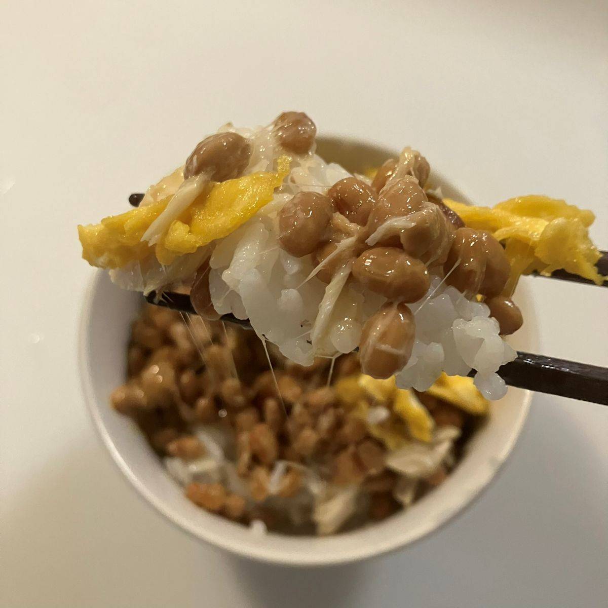 タカノフーズ公式の「焼き塩さば納豆丼」のレシピ