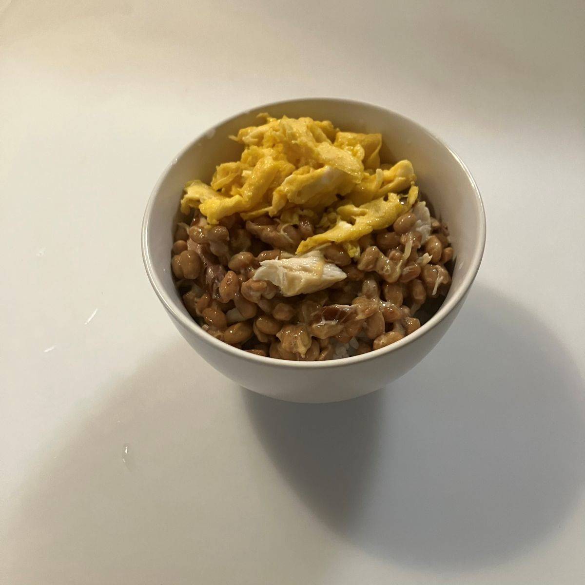 タカノフーズ公式の「焼き塩さば納豆丼」のレシピ