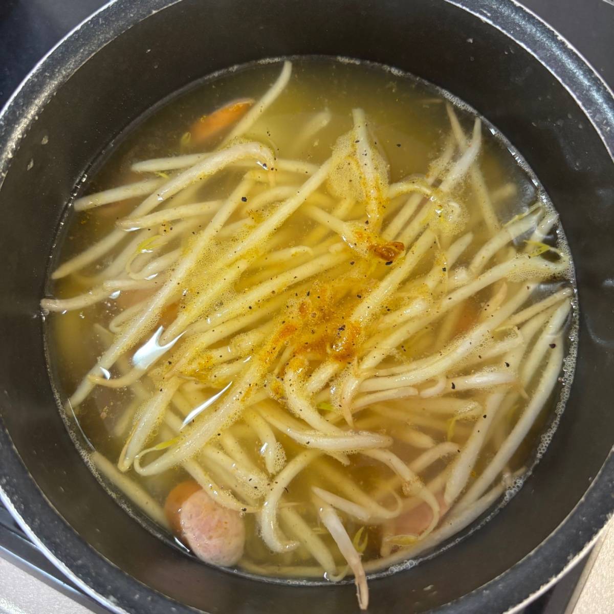 JAグループ公式の「もやしとじゃがいもウインナーのカレーコンソメスープ」のレシピ