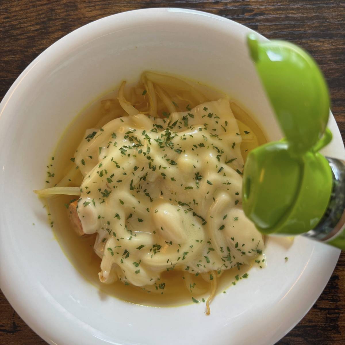 JAグループ公式の「もやしとじゃがいもウインナーのカレーコンソメスープ」のレシピ