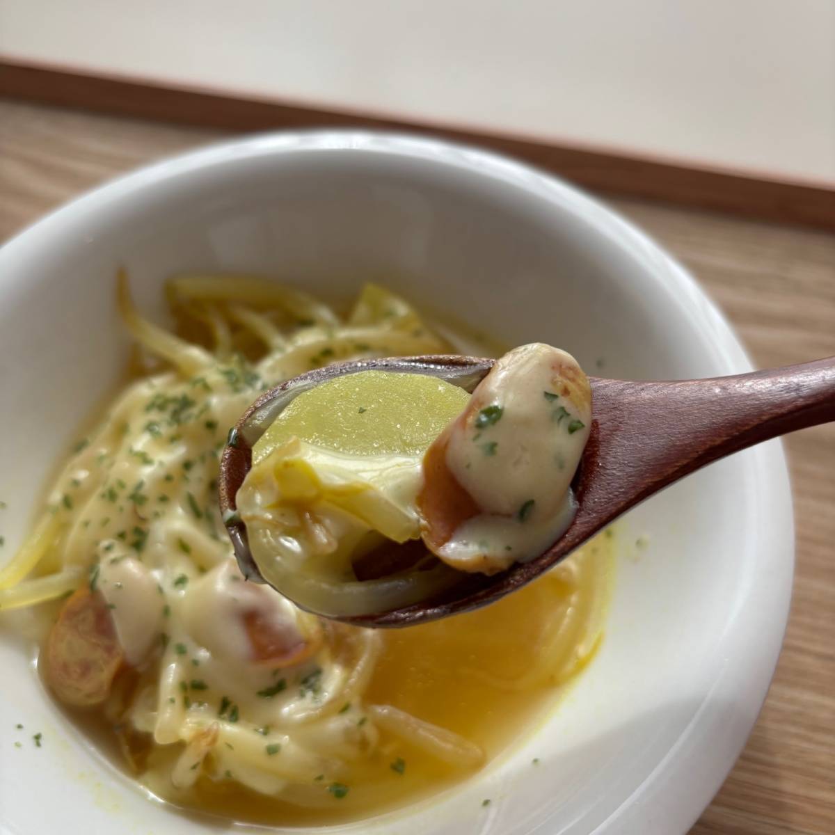 JAグループ公式の「もやしとじゃがいもウインナーのカレーコンソメスープ」のレシピ