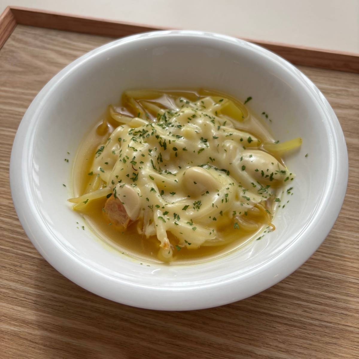 JAグループ公式の「もやしとじゃがいもウインナーのカレーコンソメスープ」のレシピ