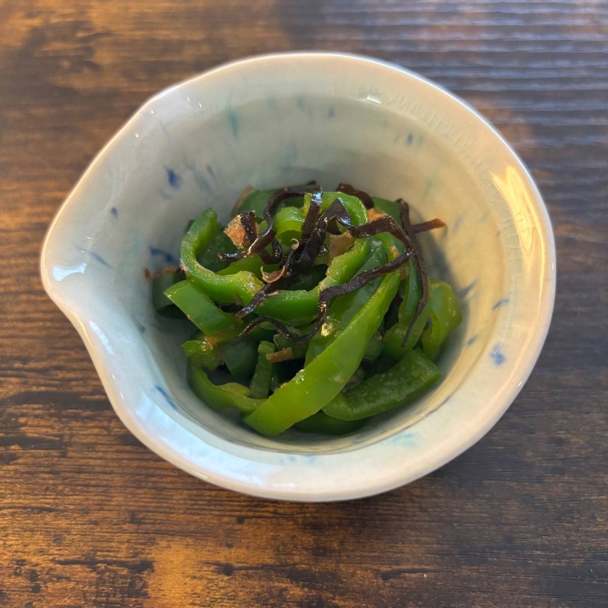 くらこん公式の「塩こんぶでピーマンの浅漬け」のレシピ