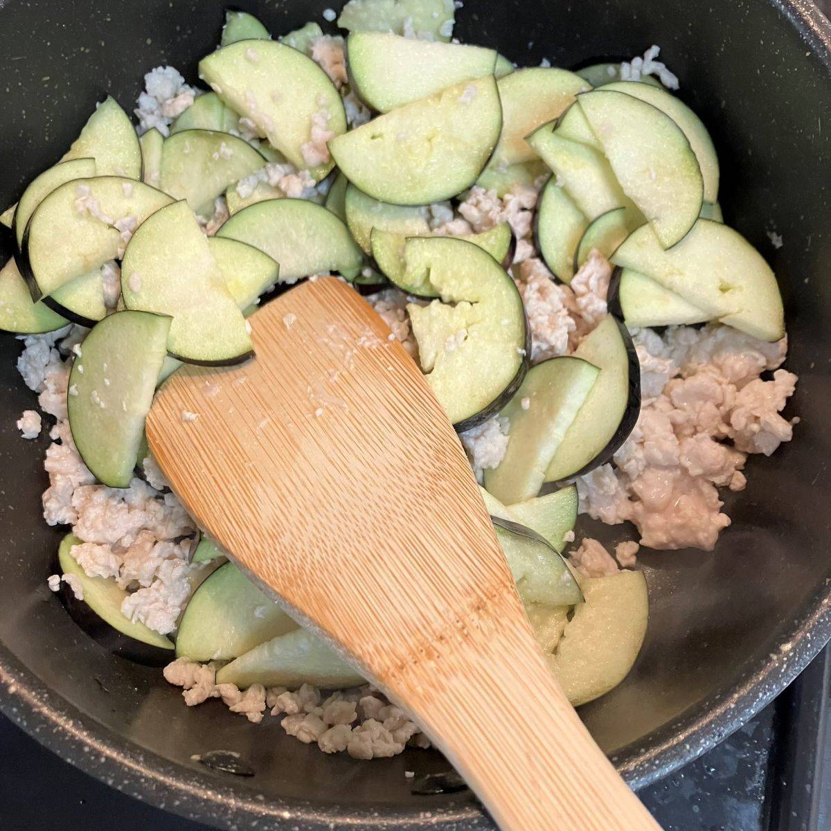 JAグループ公式の「ナス嫌いの子が黙って食べる♪ なすの甘辛ミンチ丼」のレシピ