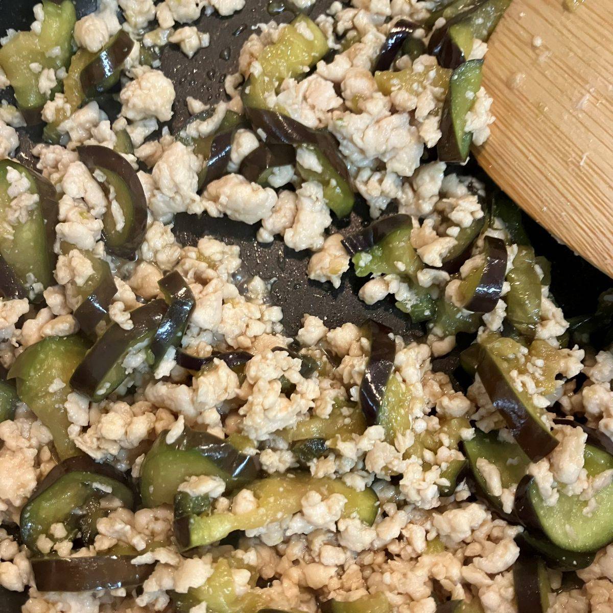 JAグループ公式の「ナス嫌いの子が黙って食べる♪ なすの甘辛ミンチ丼」のレシピ