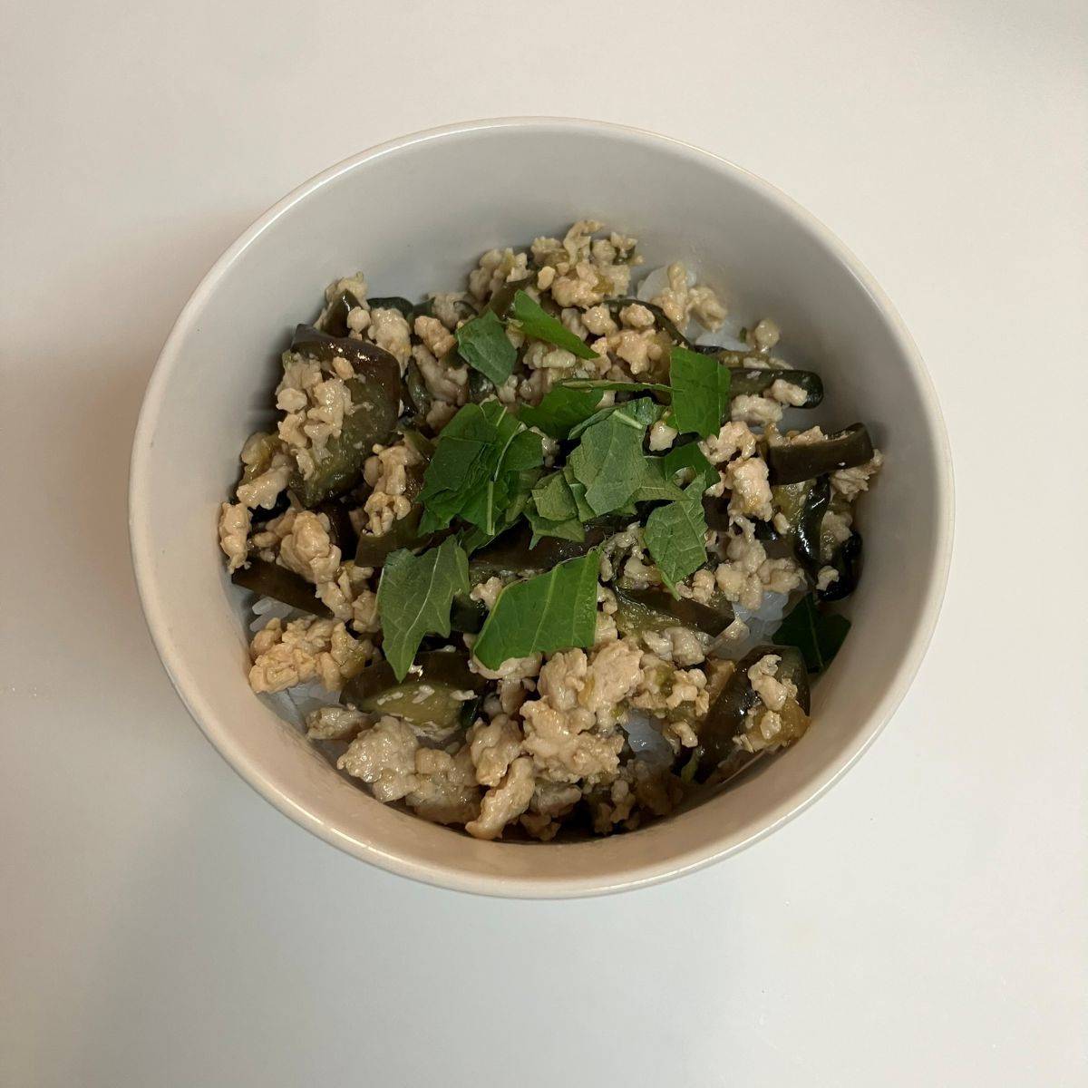 JAグループ公式の「ナス嫌いの子が黙って食べる♪ なすの甘辛ミンチ丼」のレシピ