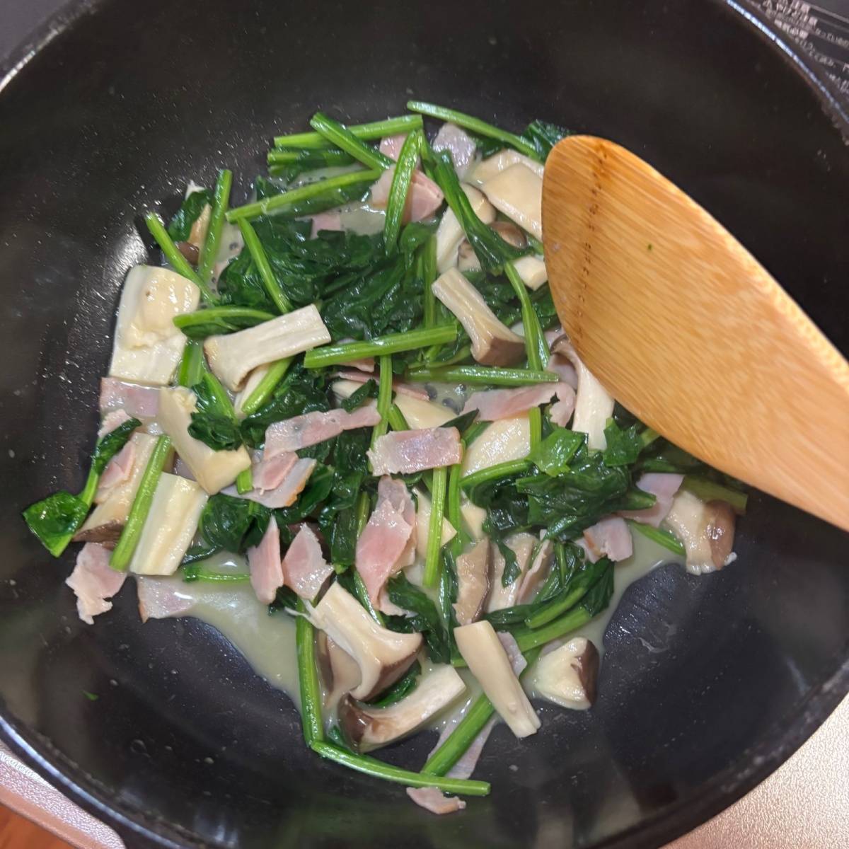 JAグループ公式の「エリンギホウレン草のバタポン炒め」のレシピ