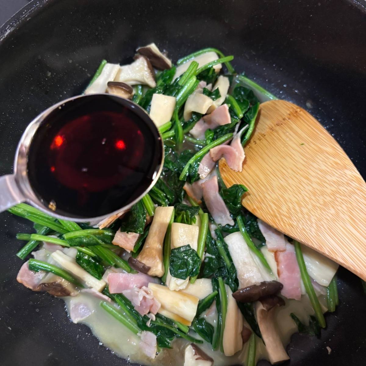 JAグループ公式の「エリンギホウレン草のバタポン炒め」のレシピ