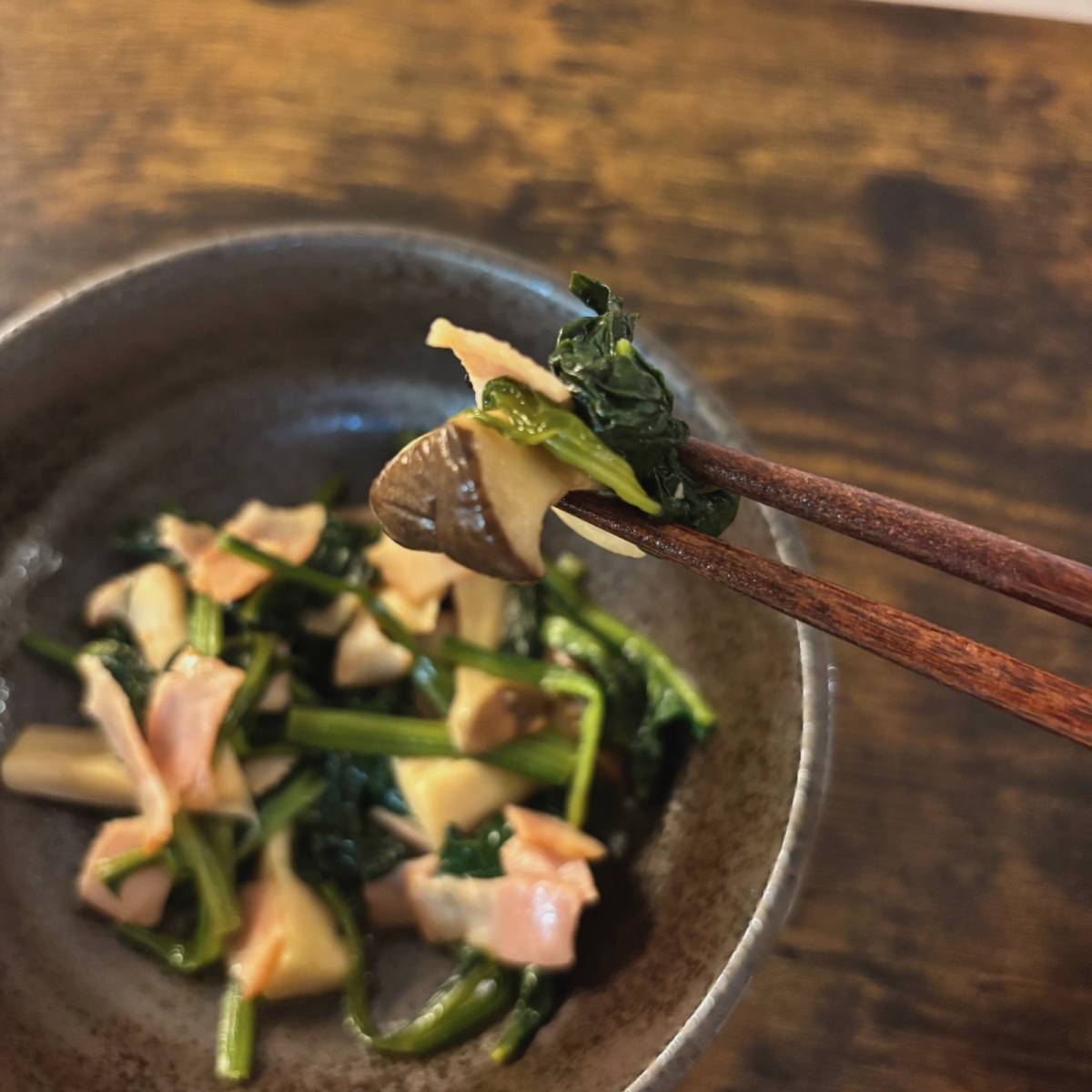 JAグループ公式の「エリンギホウレン草のバタポン炒め」のレシピ