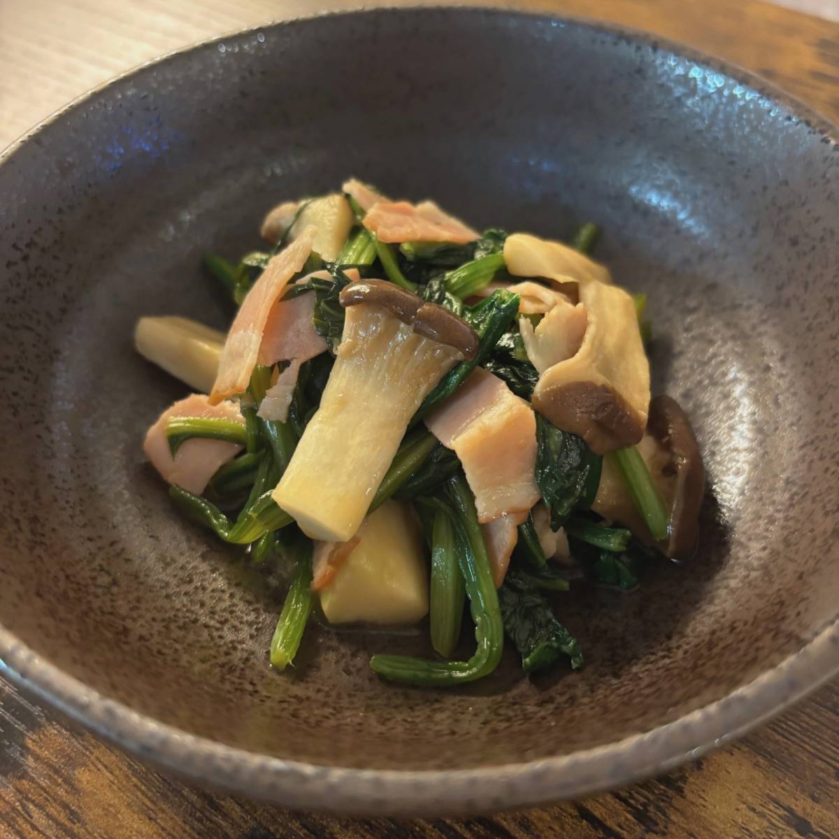 JAグループ公式の「エリンギホウレン草のバタポン炒め」のレシピ