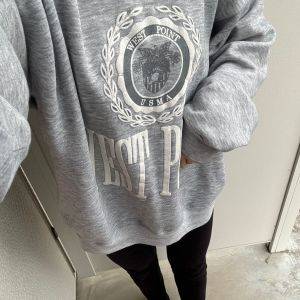 ゆるっとデザインのスウェットがポイント♪ワーママ休日コーデをご紹介