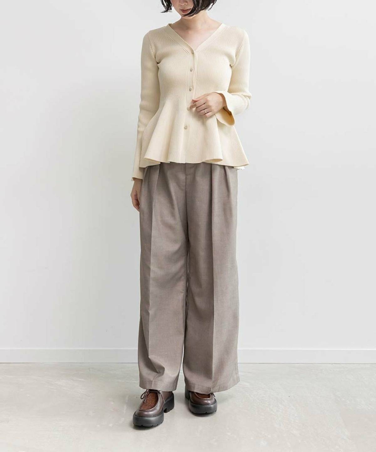 ブラウンのローファーコーデ