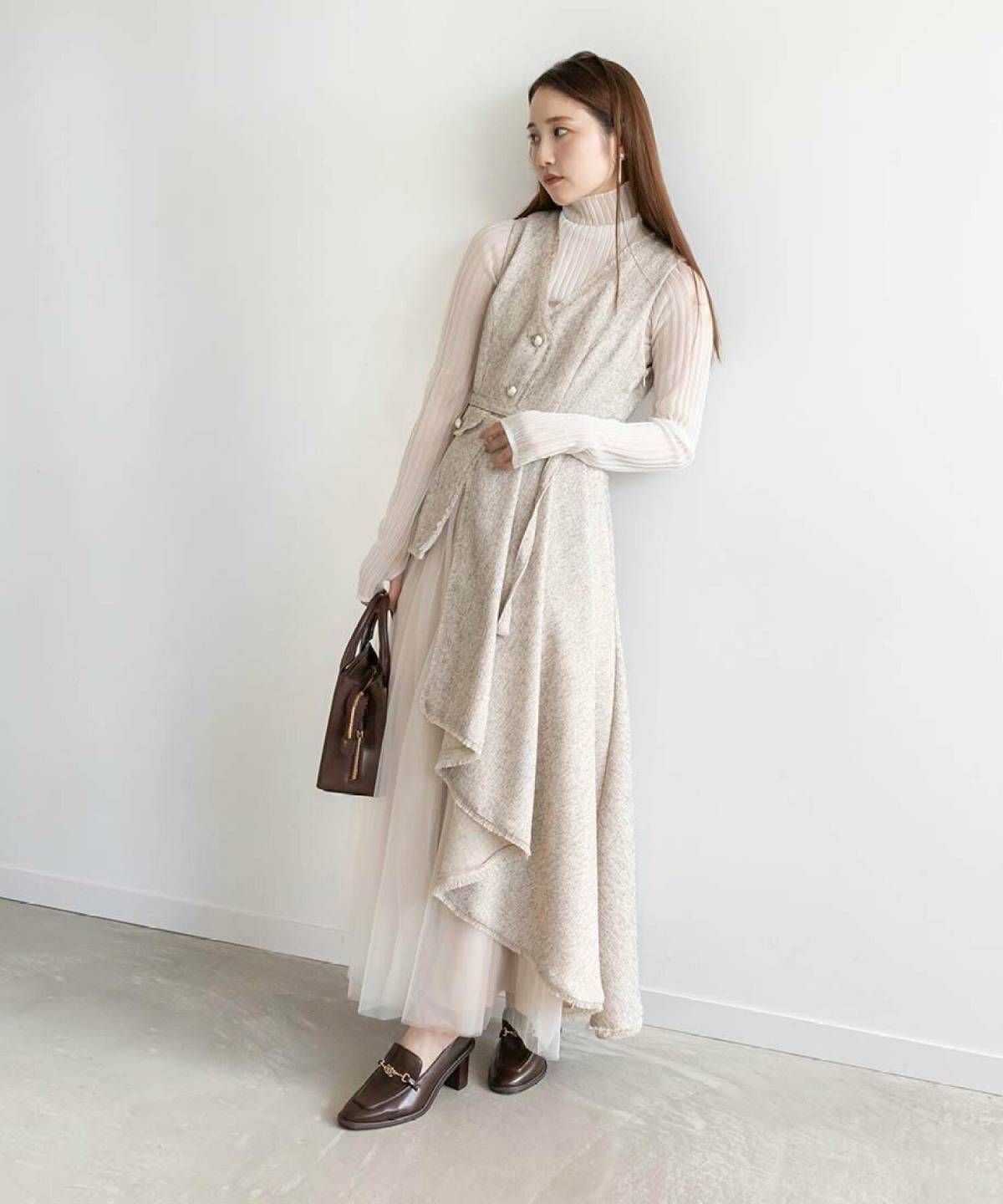 ブラウンのローファーコーデ