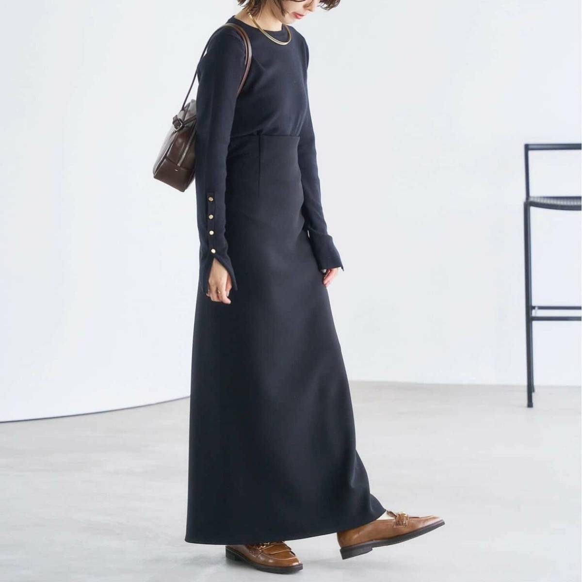 ブラウン系のローファーコーデ　オールブラックスカート