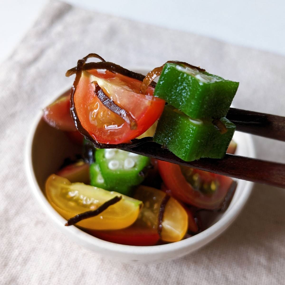 くらこん公式の「彩り野菜の塩こんぶマリネサラダ」のレシピ