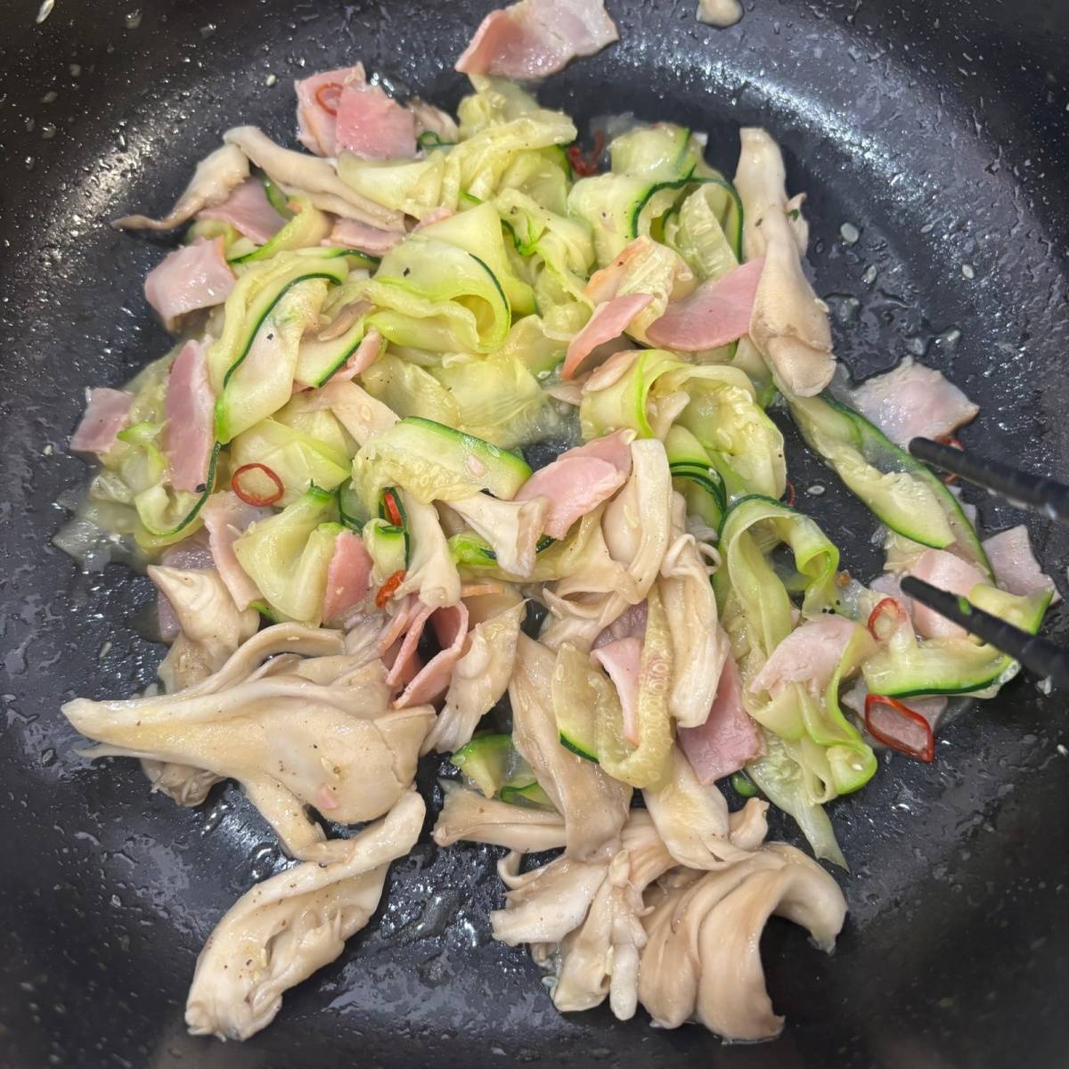 JAグループ公式の「ズッキーニと舞茸のペペロンチーノ風」のレシピ