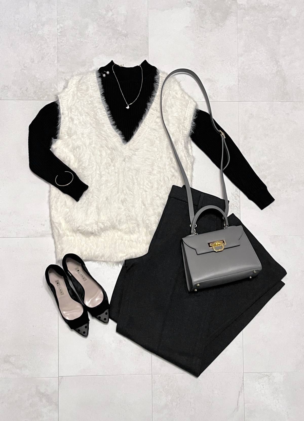 UNIQLOブラッシュドジャージーワイドパンツ×ニットベストコーデ