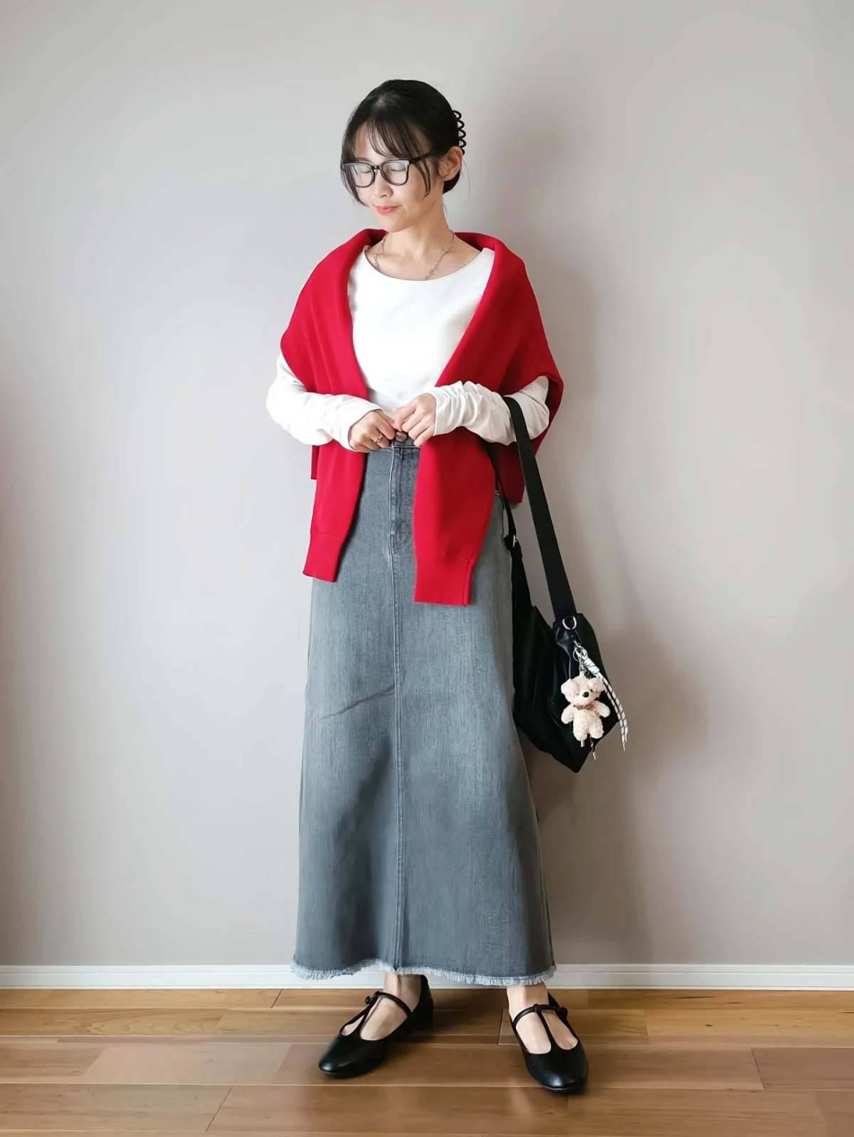 赤のカーディガンを肩掛けする♡