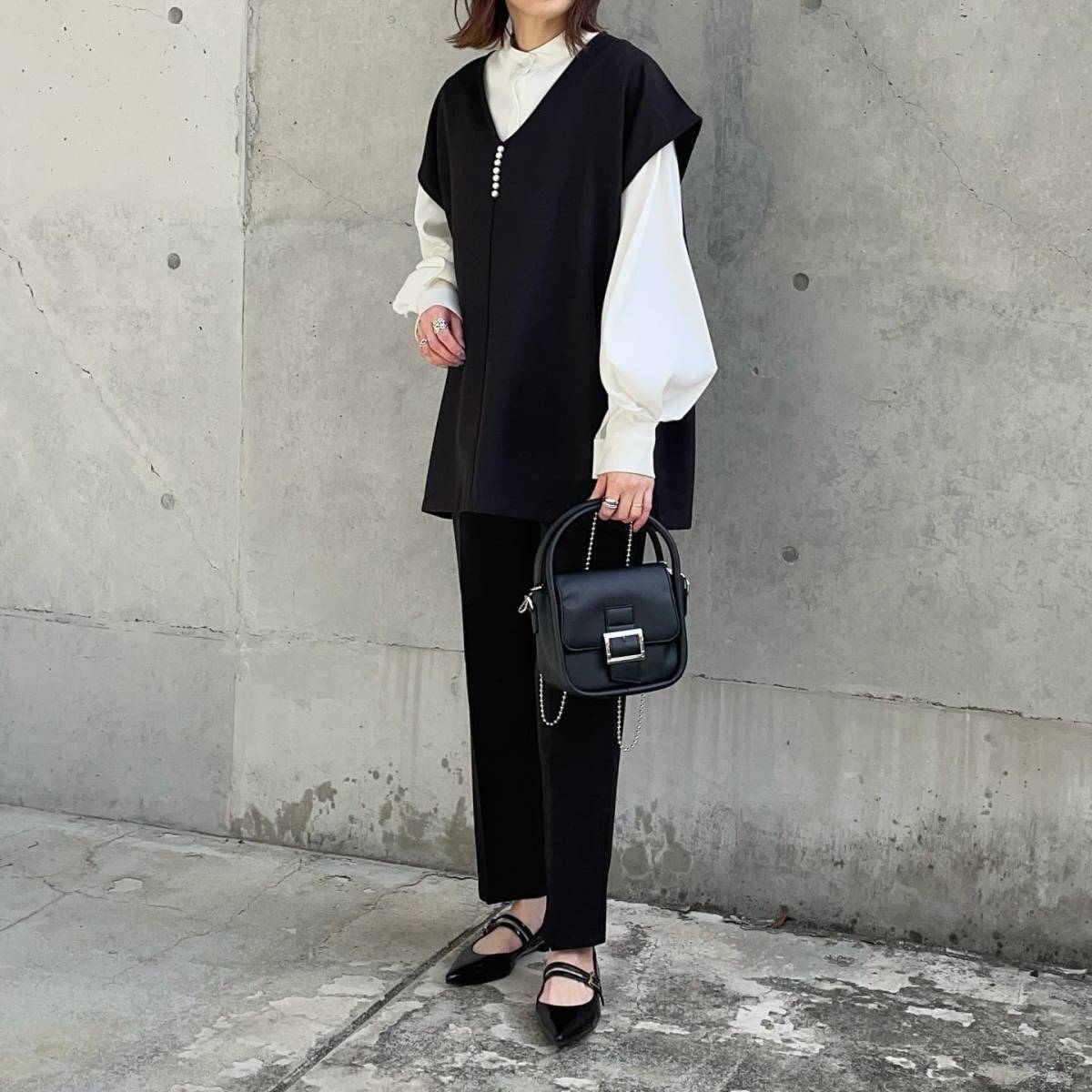 ボリュームスリーブブラウス×ベストの重ね着が◎