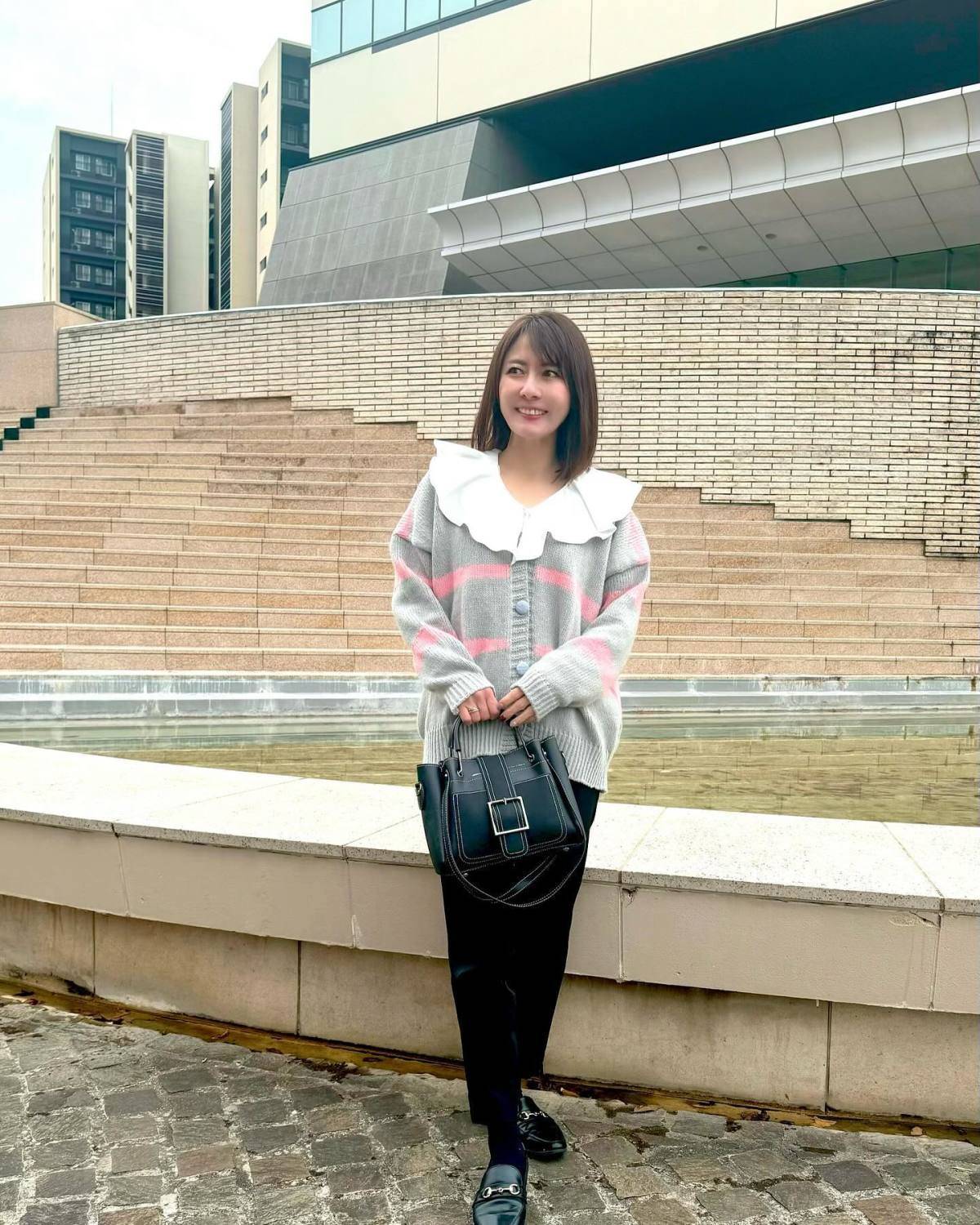 フリルカラーブラウス×ボーダー柄カーディガン