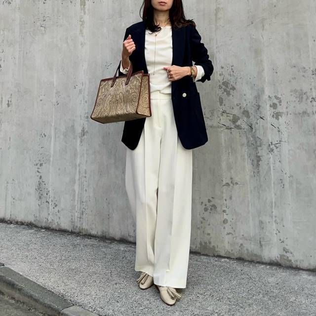 ホワイトコーデ×黒ジャケット