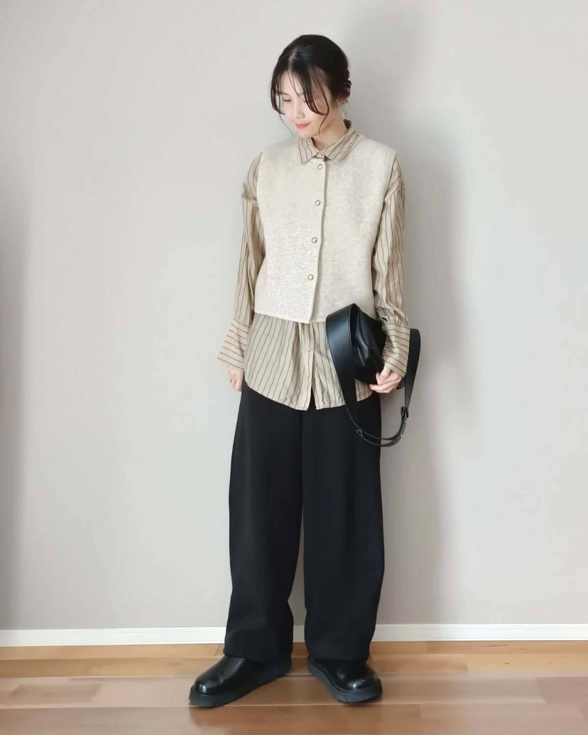 ストライプ柄のシャツ×ベストの重ね着が◎