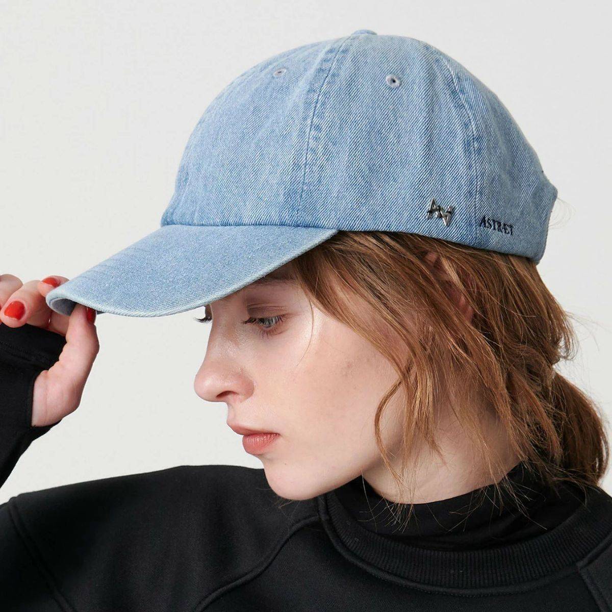 キャップをかぶった女性