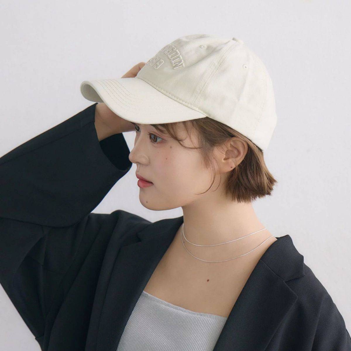 キャップをかぶった女性