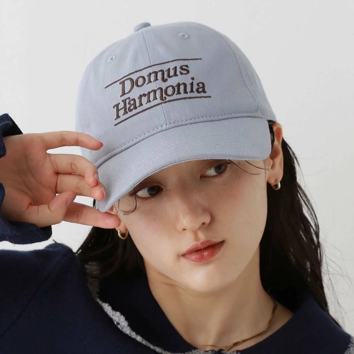 キャップをかぶった女性