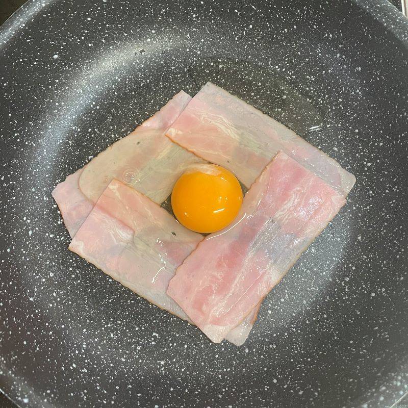 テーブルマーク公式の「ベーコンエッグうどん」のレシピ