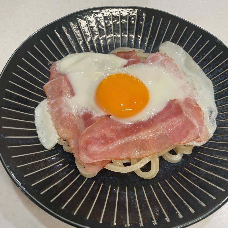 テーブルマーク公式の「ベーコンエッグうどん」のレシピ