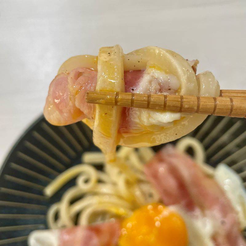 テーブルマーク公式の「ベーコンエッグうどん」のレシピ