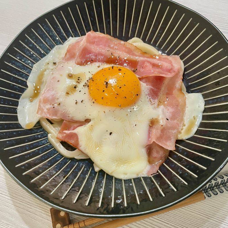 テーブルマーク公式の「ベーコンエッグうどん」のレシピ