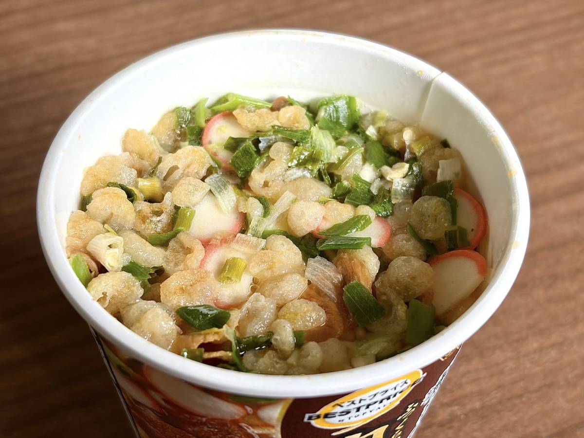 熱湯を注いで4分待つと完成♪