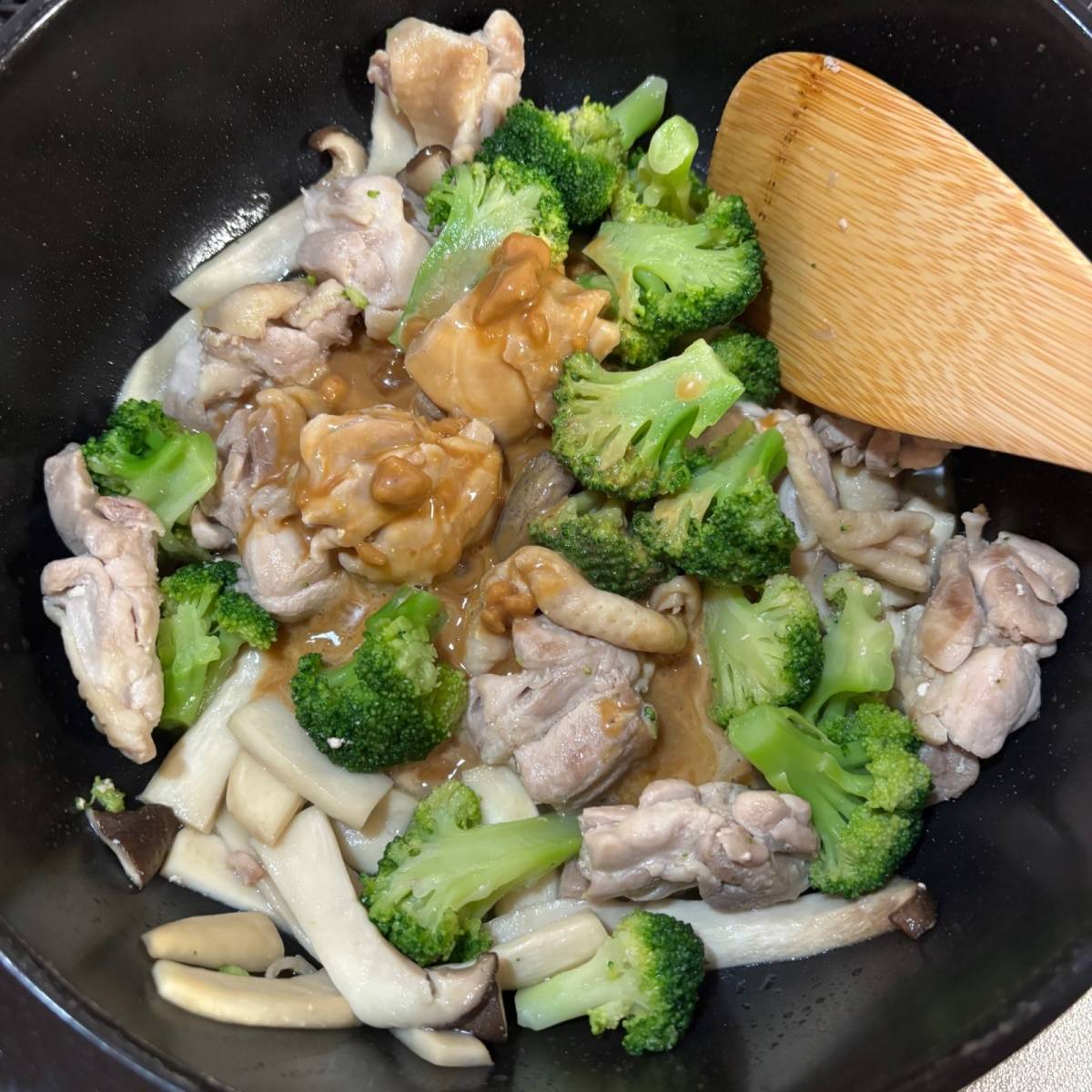 JAグループ公式の「ブロッコリーと鶏肉エリンギのオイスター味噌炒め」のレシピ